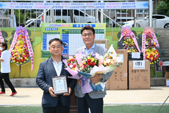 김기창 전 도의원(사진 오른쪽)이 금왕읍민대상을 수상하고 윤동준 읍장과 기념촬영을 하고 있다.