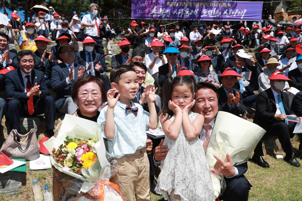 김영환 충북지사 부부가 취임 축하 꽃다발을 받고 기념촬영을 하고 있다.