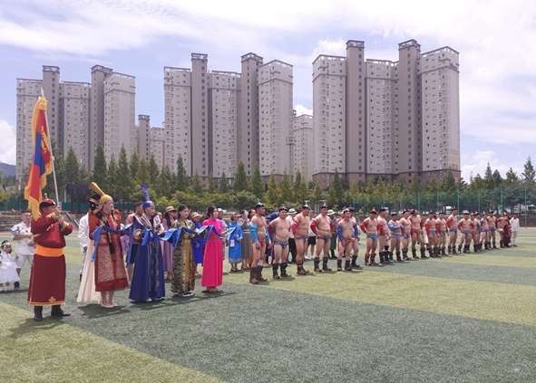 음성군외국인지원센터(센터장 박한교, 이하 센터)는 지난 2일 금왕생활체육공원에서 몽골의 최대 명절인 ‘나담축제’를 개최했다고 밝혔다.