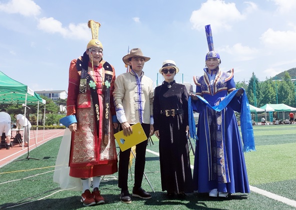 형형색색의 몽골 전통의상을 입고 있는 몽골인들