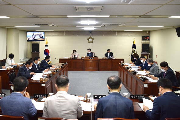 음성군의회(의장 안해성)는 지난 5일(화) 의회 소회의실에서 제9대 음성군의회 첫 정례의원간담회를 개최했다.