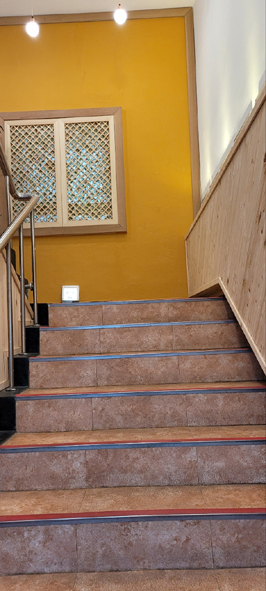 맹동행정복지센터 청사 중앙 1-2층 계단 리모델링 사업 완료한 모습.