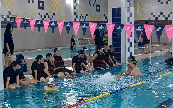 음성군 특수교육 학생들이 생존 수영을 배우고 있다.
