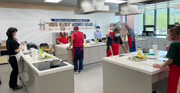 음성군재가노인지원서비스센터 남성어르신 요리교실 프로그램 모습.