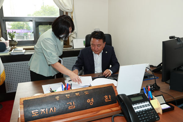 김영환 충북지사가 이전한 집무실에서 결재하고 있는 모습.