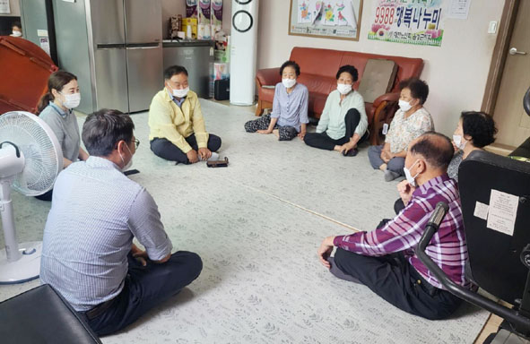 윤동준 금왕읍장이 관내 경로당을 방문해 어르신들과 대화하고 있다.