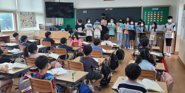 삼성초 어린이들이 여름철 안전 캠페인을 전개하고 있다.