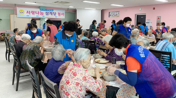 바르게살기협의회원들이 홍복양로원 어르신들에게 식사 봉사를 전개하고 있다.