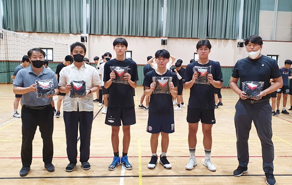(사진설명) 왼쪽부터 김돌규 체육담당 교사, 김기인 교장과 오른쪽 첫번째 전범식 신세대푸드시스템 대표