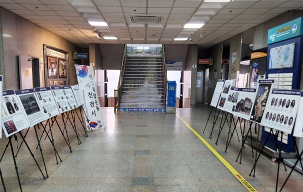 음성군청 로비에서 광복절 기념 사진전시회가 진행되고 있다.
