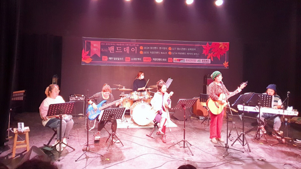 여성소모임 '레이비 보이스' 밴드 공연 모습.