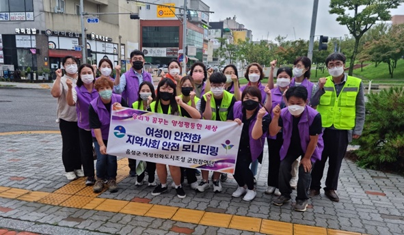 여성친화도시 군민참여단 지역사회 안전 모니터링 캠페인 참가자들이 기념촬영을 하고 있다.