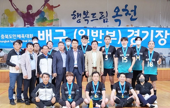 제61회 충청북도도민체육대회 배구 일반부 우승을 차지한 음성군 배구대표팀이 기념촬영을 하고있다.