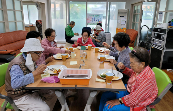 맹동 천년나무1단지 경로당에서 어르신들이 식사를 하고 있는 모습.