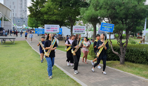 청소년참여위원들이 품바축제장에서 캠페인을 전개하고 있다.