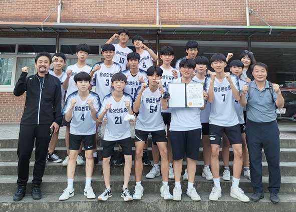 음성 한일중학교(교장 김기인) 배구클럽 충북학교스포츠 배구클럽대회에서 우승후 기념 촬영한 모습