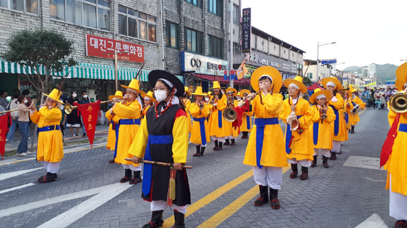 음성품바축제 길놀이 퍼레이드에 참가한 부윤초 '위풍당당 취타대' 모습.