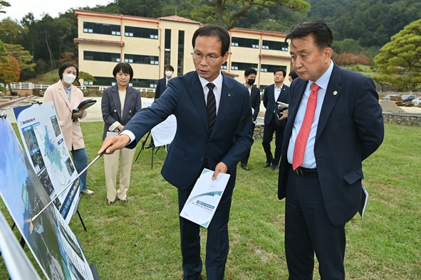 김영환 도지사에게 삼형제 저수지 개발사업에 대해 설명하는 조병옥 군수.