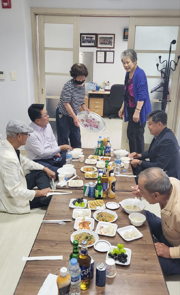 삼성휴먼시아APT 경로당에서 어르신 등 주민들이 음식을 나누는 모습.