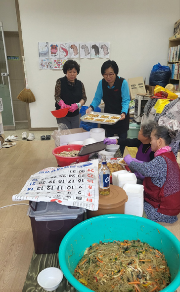 ▲삼성휴먼시아APT 주민들이 음식을 만들고 있는 모습.