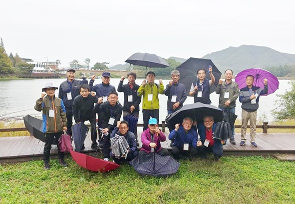 음성중학교 총동문회(회장 어경선)는 10월 9일 음성 봉학골 산림욕장에서 동문화합 등반대회를 개최했다.