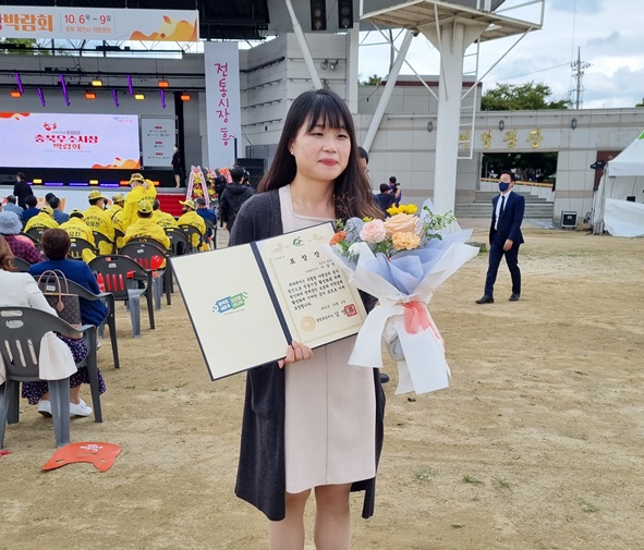 6일 열린 충북우수시장박람회에서 음성군청 경제과 이양진 주무관이 전통시장 활성화에 헌신한 공로로 충북도지사 표창을 수상했다.