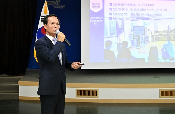 조병옥 군수가 음성군정 민선8기 100대 공약으로 확정된 사업들을 설명하고 있다.