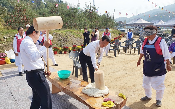 조병옥 음성군수와 서효석 군의원의 떡메치기 모습