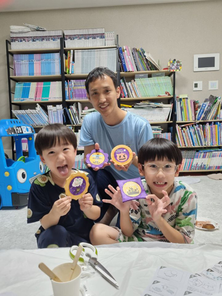 음성군가족센터가 진행한 한지공예 만들기 체험활동에 참여한 가족 모습.
