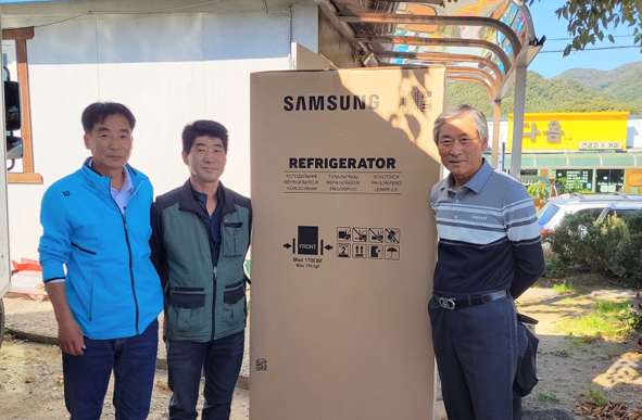 음성조경(주) 김인수 대표(사진 오른쪽)가 원남자율방범대에 냉장고에 기증하며 자율방범대 관계자들과 기념촬영을 하고 있다.