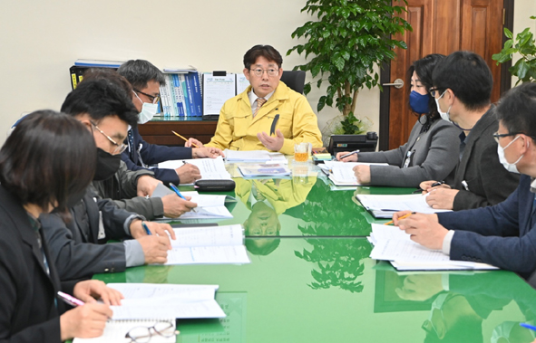 박노학 부군수가 군정 현안에 대해 직원들과 논의하고 있다.