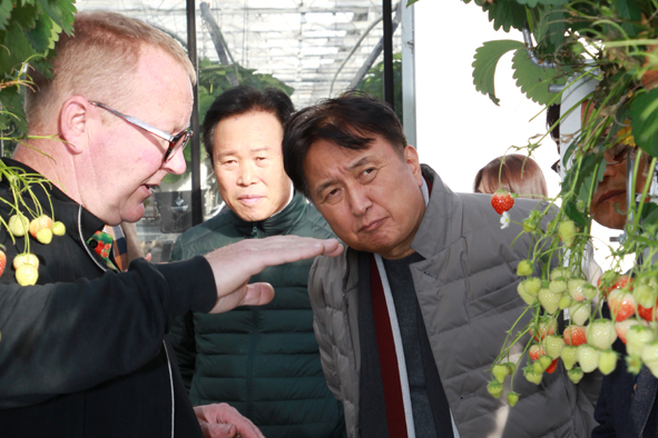 웨스트란스 스마트팜 농장을 방문해 현지인으로부터 설명을 듣고 있는 김영환 충북도지사(사진 맨 오른쪽).황영호 도의장 모습.