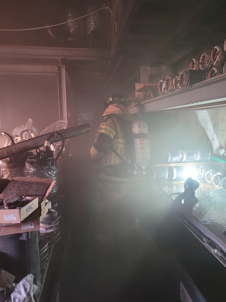 대소 오류리 공장에서 발생한 화재를 진압하는 소방대원 모습.