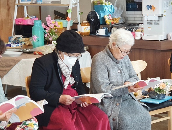 오른쪽 신필순 할머니와 김진순 할머니의 작품발표