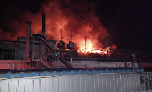 대소 태생리 공장에서 화재 발생한 불길 모습.