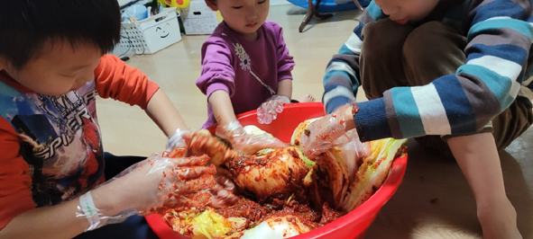 음성군가족센터 가족과 함께 김장김치 담그기 프로그램 모습.