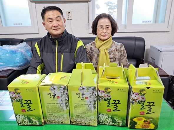 지난 1일 나눔양봉원 김현국 대표가 음성지체장애인협회에 사랑의 벌꿀 8병을 전달했다.