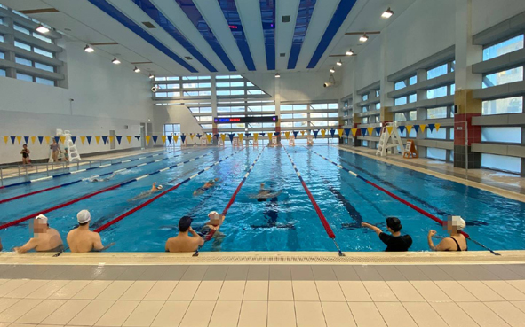 맹동혁신도시 국민체육센터 수영장을 이용하고 있는 주민들 모습.