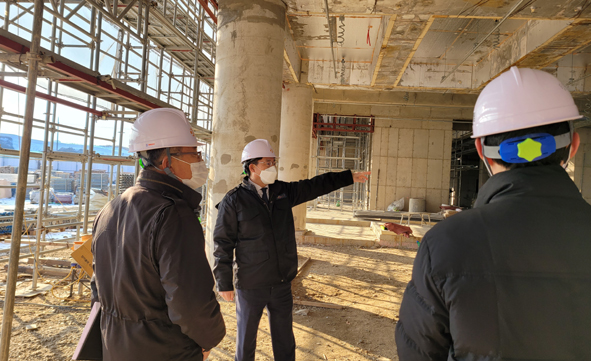 박노학 부군수(사진 가운데)가 음성읍 건설현장을 방문해 안전시설을 점검하고 있다.