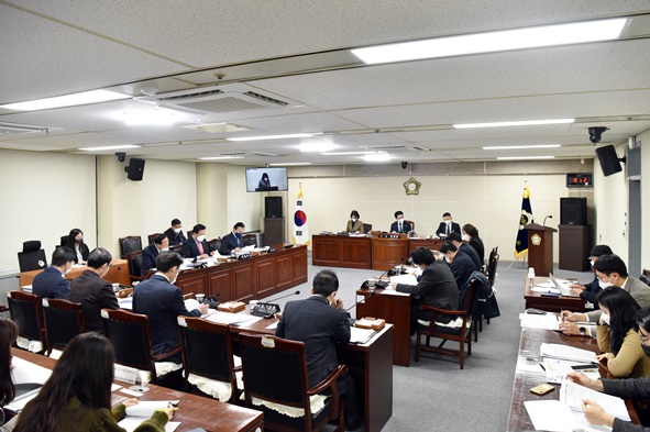 음성군의회(의장 안해성)는 지난 6일(화), 의회 소회의실에서 12월 정례의원간담회를 개최했다.