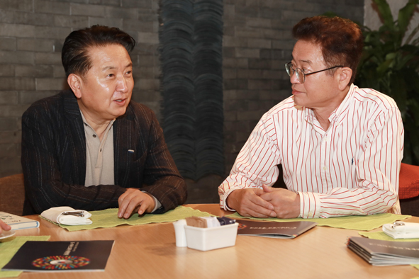 김영환 충북지사(사진 왼쪽)이 이철우 경북지사와 대화를 나누고 있다.
