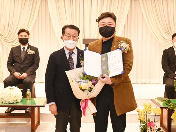 한국자유총연맹총재상을 수상한 반국모 회원