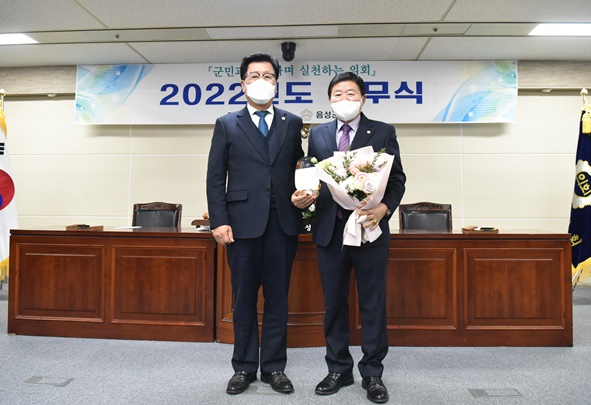 김영호 군의원(사진 오른쪽)이 지방의정봉사상을 수상하고 안해성 음성군의장과 기념촬영을 하고 있다.