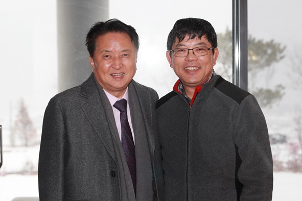 김영환 도지사와 양상문 여자야구국가대표팀 감독(사진 오른쪽)이 기념촬영을 하고 있다.