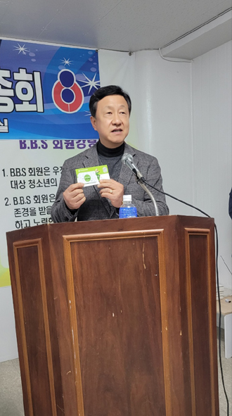 ▲신지식농업인 정훈백 코메가 대표가 온라인 수강권 지원 사업에 대해 설명하고 있다.