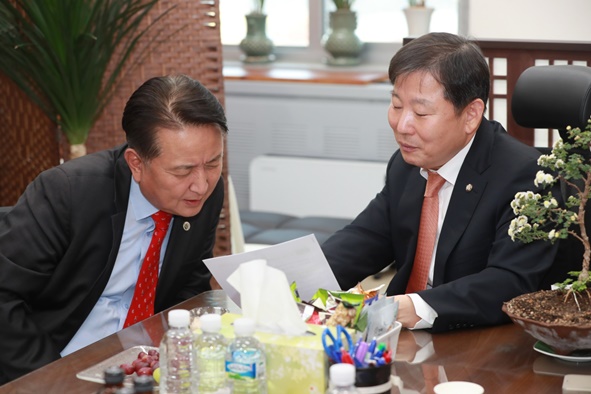 김영환 충북지사(사진 왼쪽)가 정부 관계자에게 충북도 현안 사업에 대해 설명하고 있다.