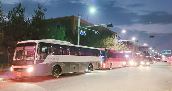 충북혁신도시 한국가스안전공사 후면 도로에 통근버스들이 줄지어 대기하고 있는 모습.