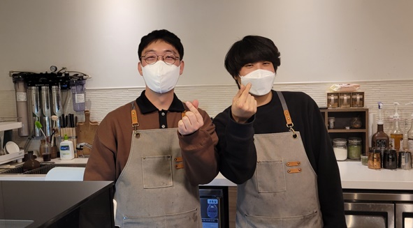 ▲카페이목 박용태 대표(사진 왼쪽)와 직원 모습.