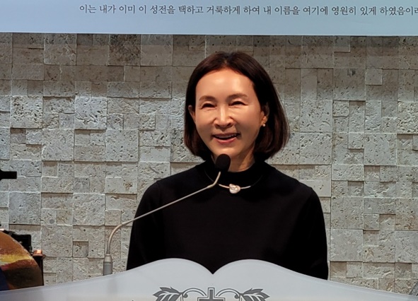 배우 정애리 권사가 아름다운교회에서 자신의 삶과 신앙을 소개하고 있다.