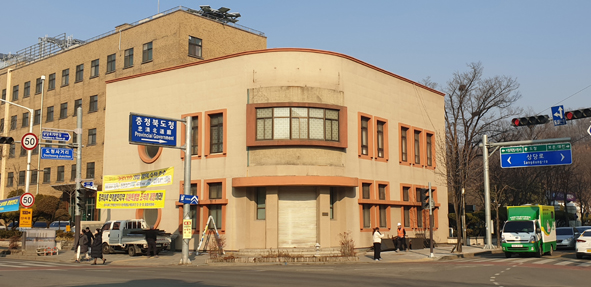 등록문화재인 충북도청 앞 (구)산업장려관 모습.